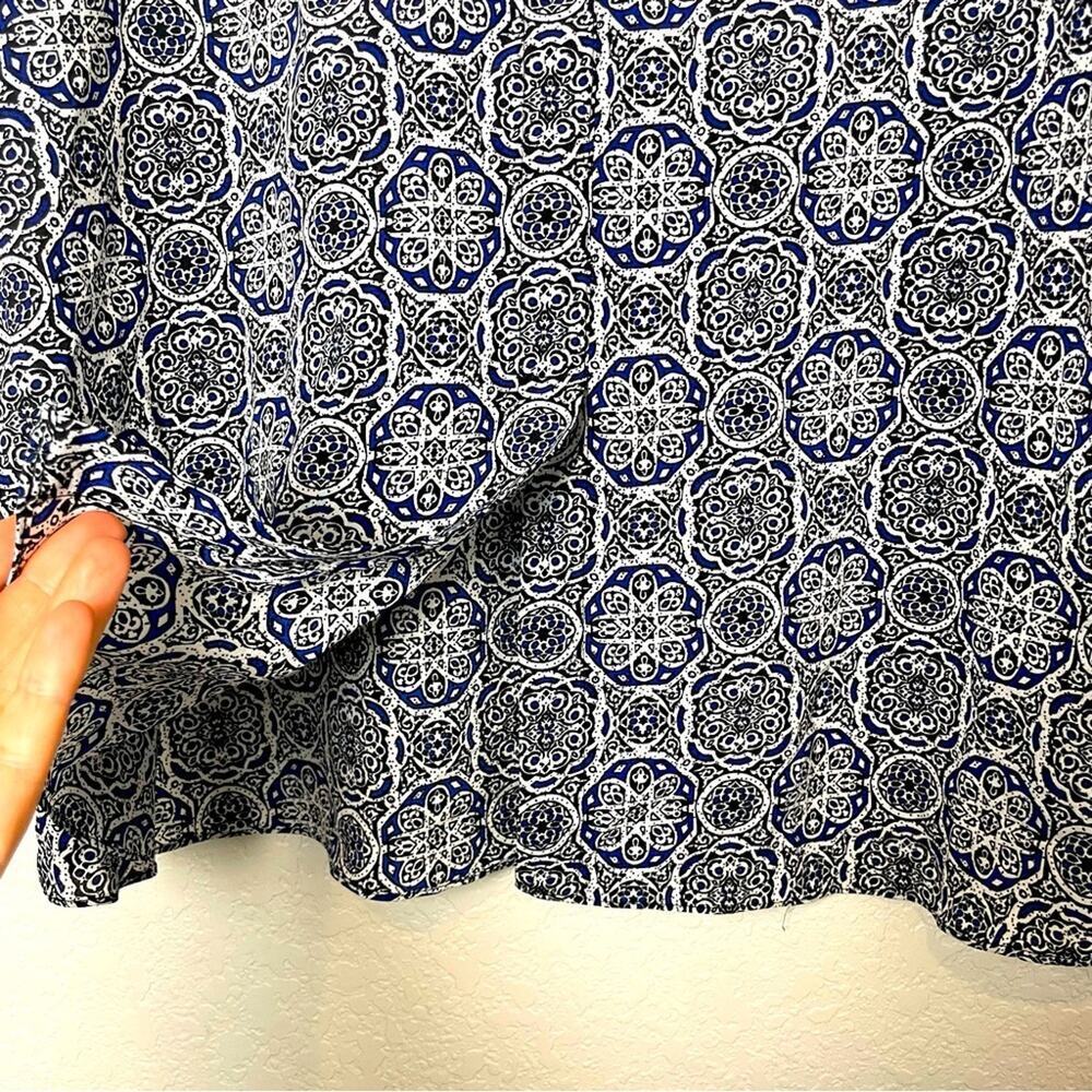 CYNTHIA ROWLEY Lightweight Blue Patterned Women's Top w/ Back Slit Size M - Picture 7 of 7